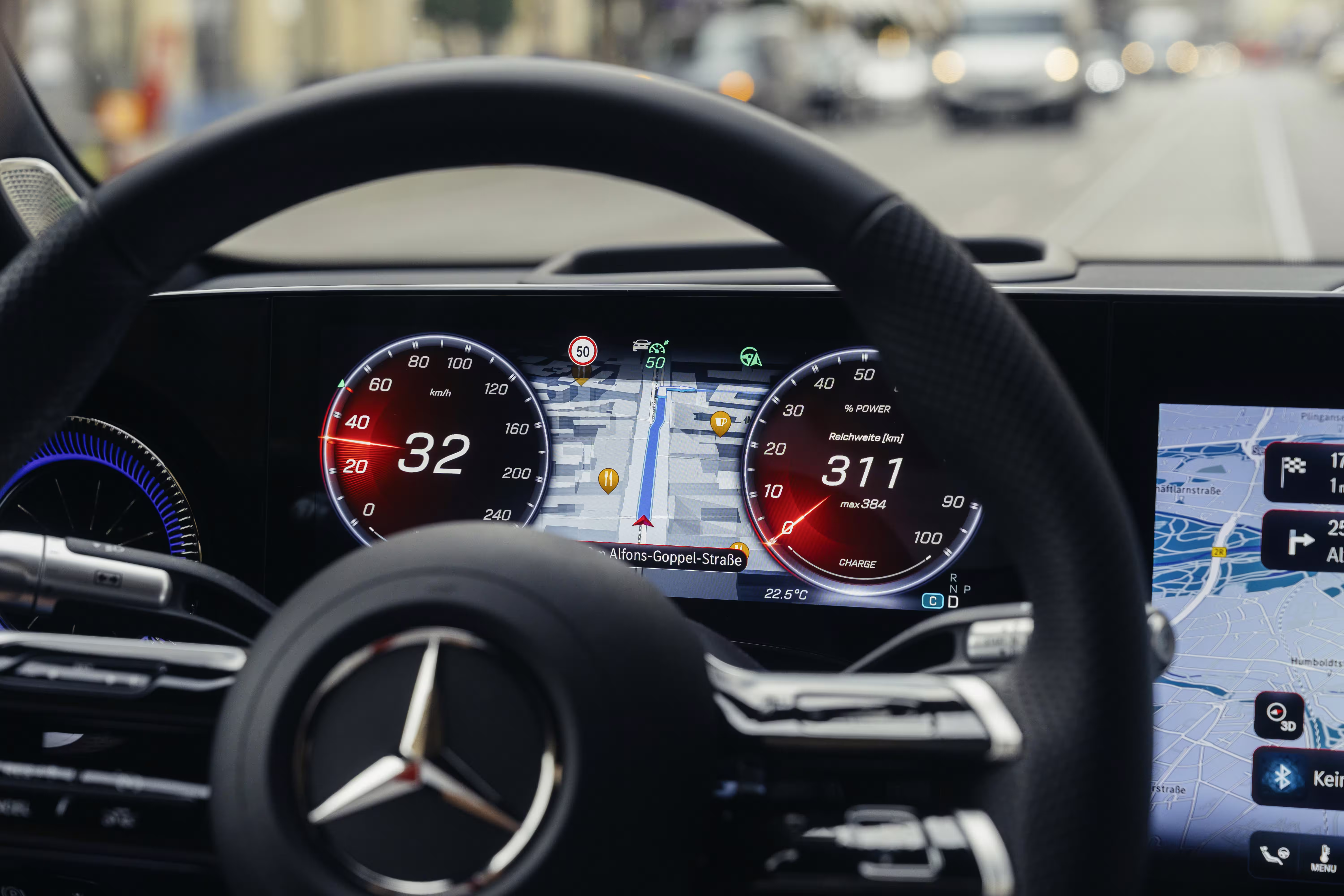 Quadro de instrumentos digital de um Mercedes-Benz de demonstração com mapa de navegação entre os mostradores