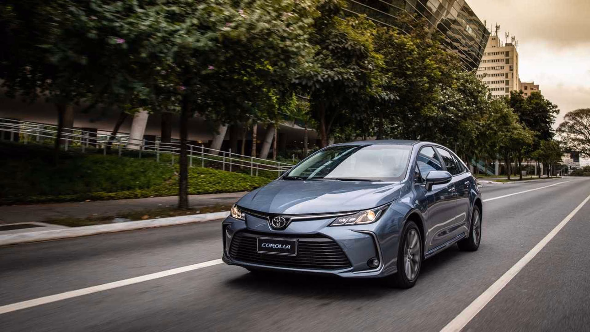 Toyota Corolla 2020 cinza em movimento visto pela dianteira em avenida arborizada