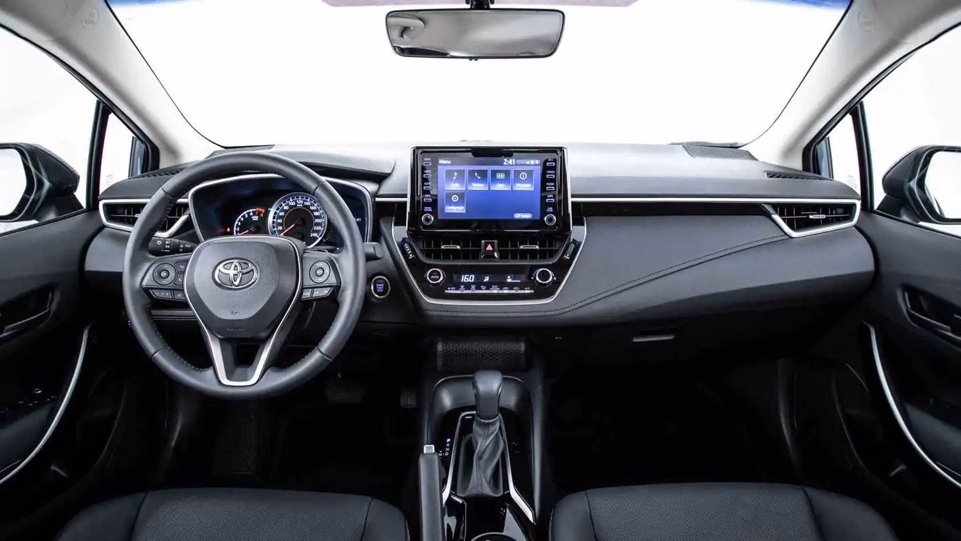 Painel do Toyota Corolla 2020 com volante multifuncional, central multimídia e seletor do câmbio automático