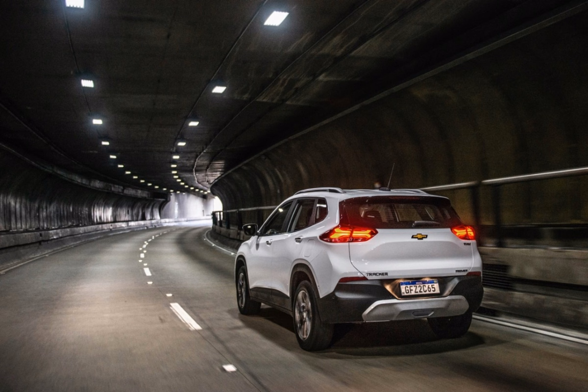 Chevrolet Tracker branco visto em três quartos traseiros em movimento dentro de túnel