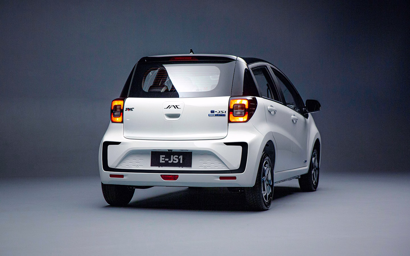 JAC E-JS1 em três quartos traseiros